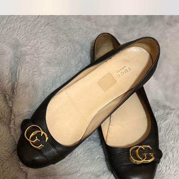 Gucci Black Leather Flats with Gold Logo - Picture 2 of 3